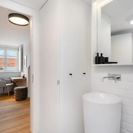 Whome Top-floor In Prime Location ליסבון