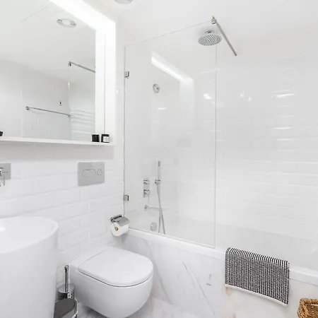 Lejlighed Whome Top-floor In Prime Location *